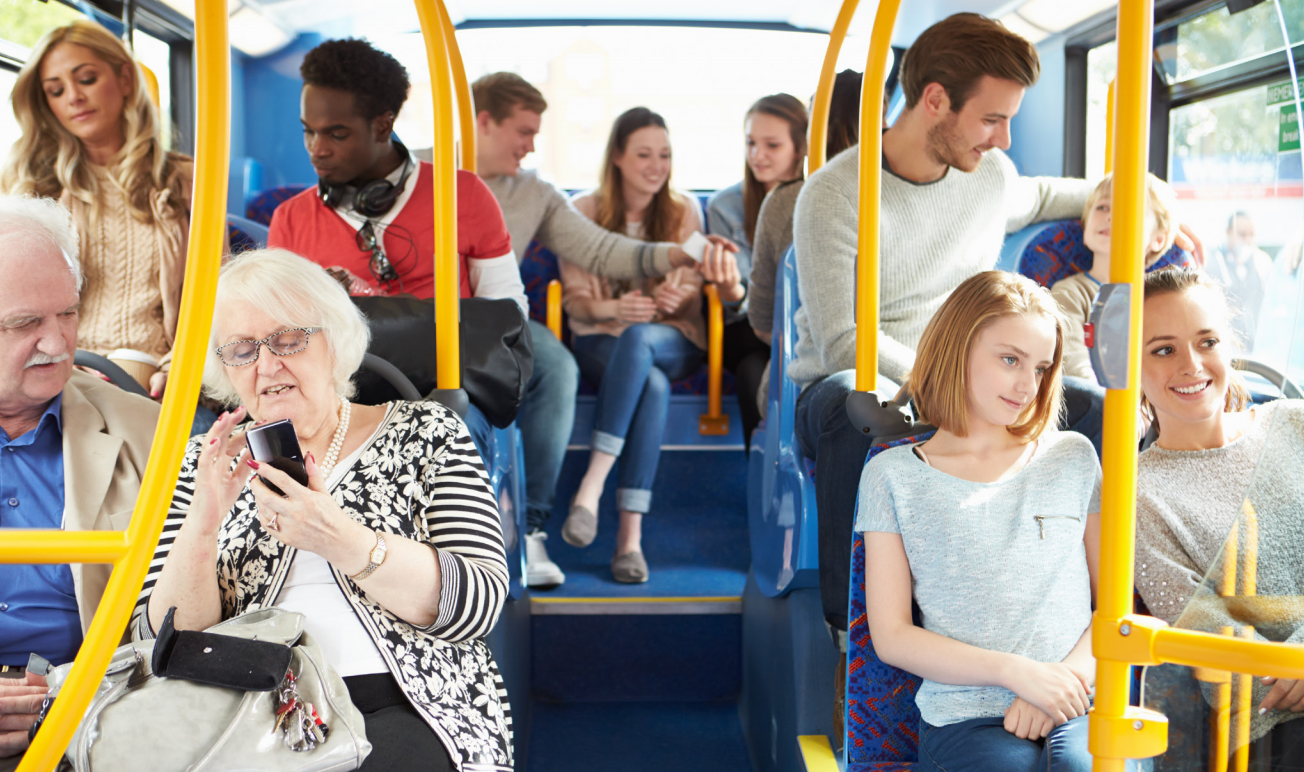 Bussresenärer i olika åldrar och hudfärg  - ett exempel på hur transport kan bidra till social hållbarhet