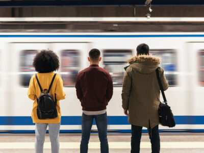 ungdomar på perrong ser tåg anlända