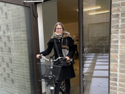 medarbetare på väg ut från cykelgaranget på Trivectors kontor