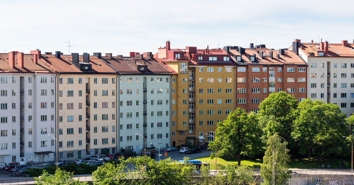 Buller och miljö är viktigt för trivseln. Här syns färgglada bostäder vid lummig gata 