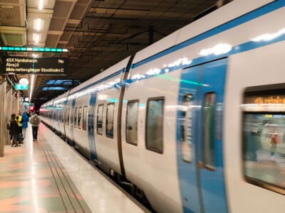 Smarta plattformsskyltar som visar beläggningen i vagnarna testas på pendeltågsstation i Stockholm