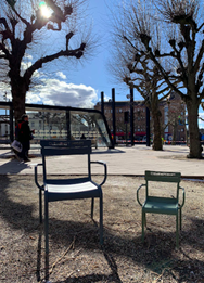 En stor och en liten stol vid spårvägshållplatsen vid Lunds C. 