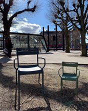 En stor och en liten stol vid spårvägshållplatsen vid Lunds C.