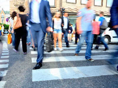personer på övergångsställe