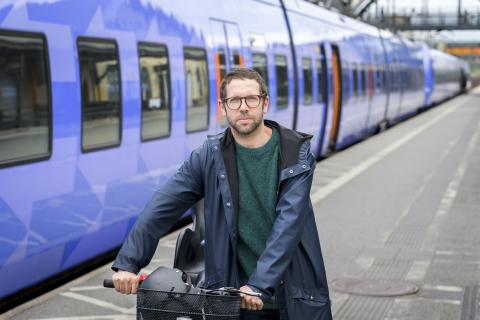 man på cykel vid tåg