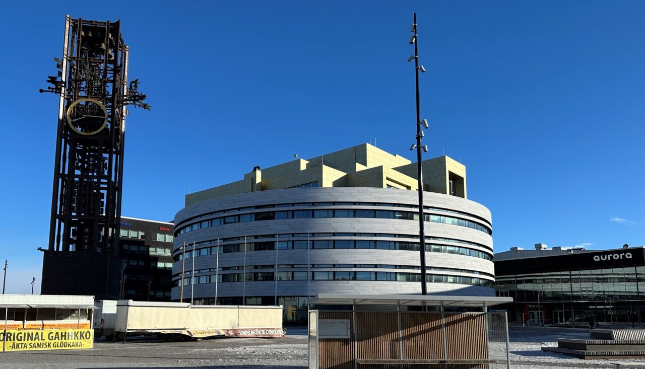 Stadshustorget i nya Kiruna centrum med det nya stadshuset Kristallen. Klocktornet till väster i bild satt tidigare på det gamla stadshuset och flyttades till nya centrum.