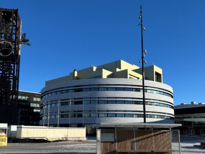 Stadshustorget i nya Kiruna centrum med det nya stadshuset Kristallen. Klocktornet till väster i bild satt tidigare på det gamla stadshuset och flyttades till nya centrum.
