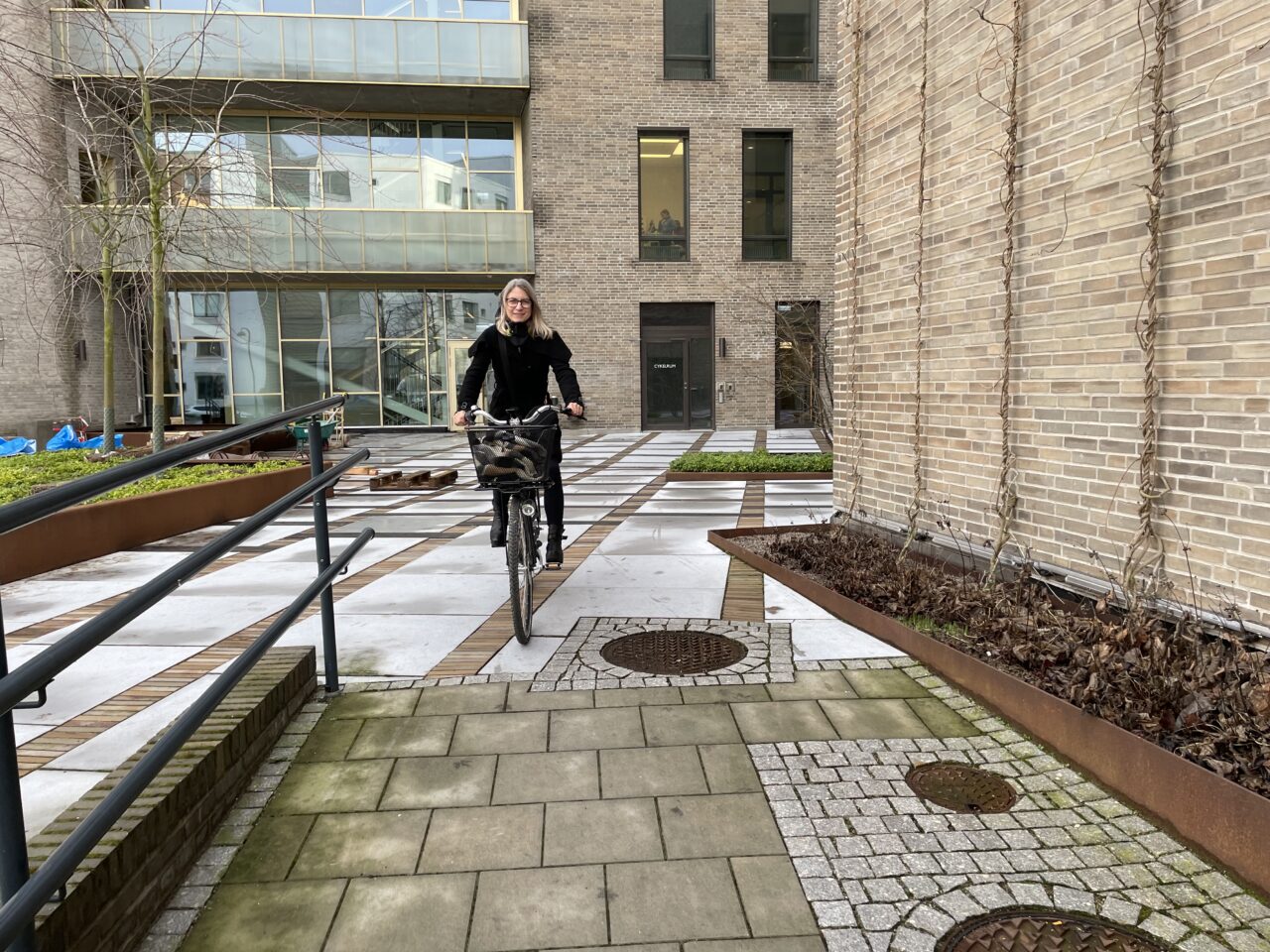 Flicka som cyklar på cykelväg i rosa